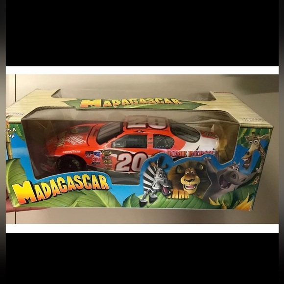2005 TONY STEWART #20 MADAGASCAR 1:24 NASCAR DIE-CAST. - Picture 5 of 8